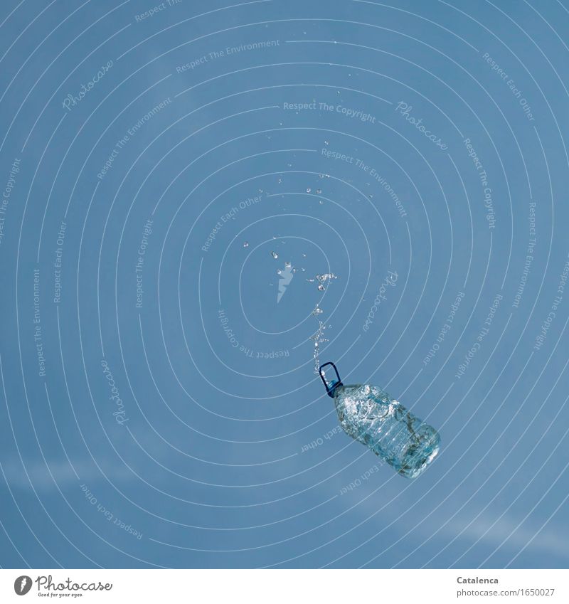Wasser Luft Wassertropfen nur Himmel Wolkenloser Himmel Schönes Wetter Wasserflasche Verpackung PET Flasche fallen nass blau türkis Leben Erfrischung Farbfoto