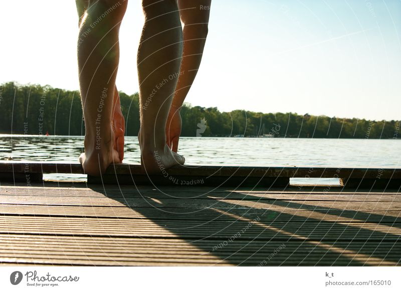 Bereit zum Absprung Farbfoto Außenaufnahme Tag Schatten Mensch maskulin Arme Beine 1 Sommer Schönes Wetter Flussufer Havel springen stehen warten sportlich