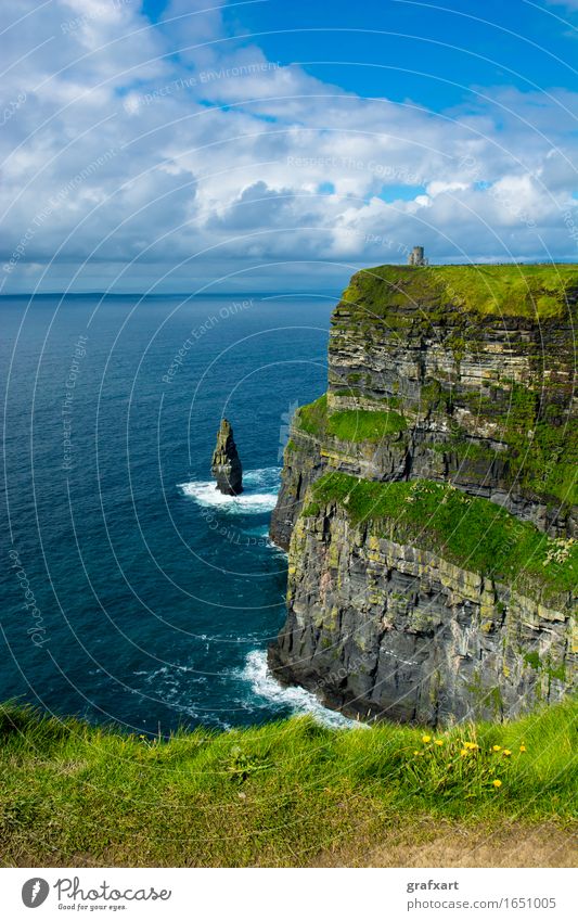 Cliffs of Moher in Irland Republik Irland Küste Klippe Atlantik hoch Meer Brandung Felsen galway Risiko gefährlich Himmel Höhe Landschaft monument Natur
