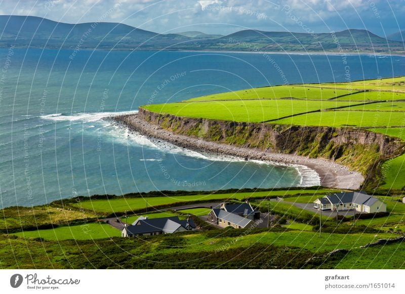 Häuser an der Küste von Irland Republik Irland ländlich Landschaft Landwirtschaft Atlantik Einsamkeit friedlich Haus Himmel Horizont Insel Kerry Klippe