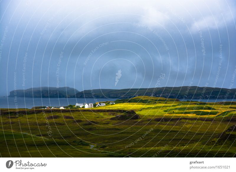 Einsames Dorf in Schottland Isle of Skye Wohnsiedlung Insel Wolken Wetter Sonnenstrahlen Reisefotografie Regen Einsamkeit ruhig friedlich Ferne Meer Küste