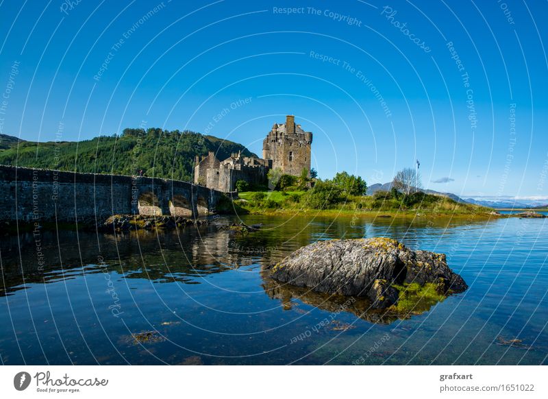 Eilean Donan Caste in Schottland Eilean Donan Castle Burg oder Schloss Gebäude Festung Brücke Wasser See Loch Felsen Himmel alt clan Vergangenheit