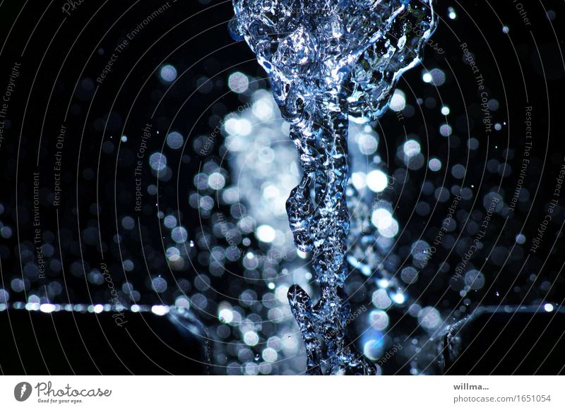 Sprudelndes Lebenselixier Wasser Trinkwasser Lebenselexier sprudelnd nass kalt blau Springbrunnen spritzen