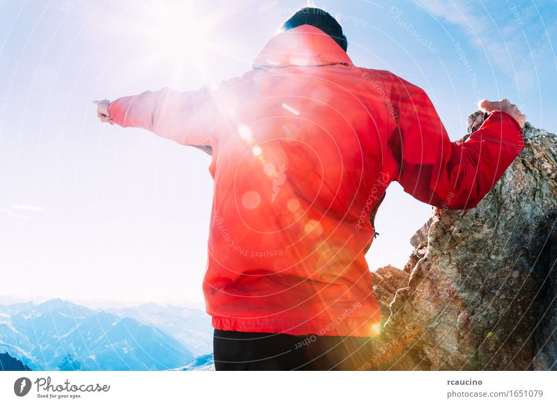 Hintere Ansicht eines Mannes, der irgendwo seine Hand auf zeigt Ferien & Urlaub & Reisen Abenteuer Freiheit Sightseeing Expedition Berge u. Gebirge wandern