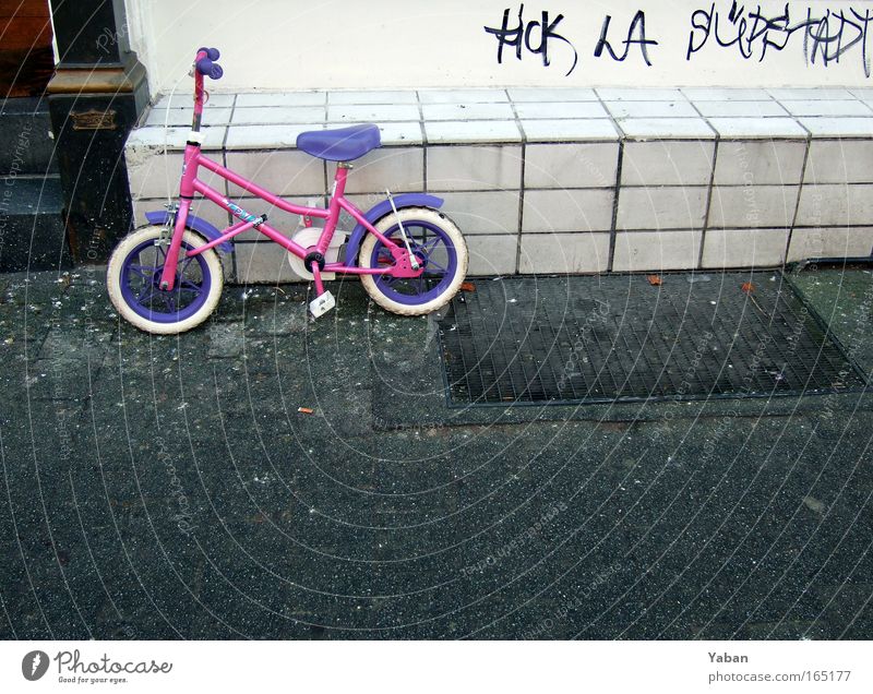 South City Rollers mehrfarbig Textfreiraum unten Kindheit Jugendkultur Südstadt Stadt Stadtrand Mauer Wand Fahrrad fahren Spielen stehen warten Klischee trashig