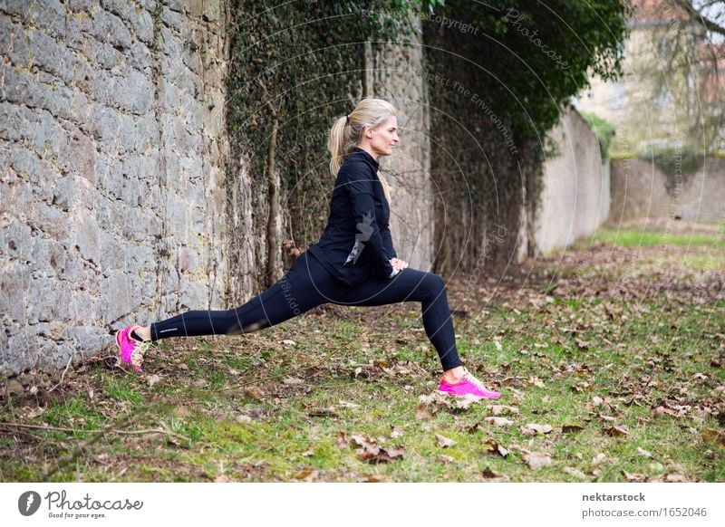 attraktive blonde Frau beim Training im Park Lifestyle Körper Wellness Sport Mensch Erwachsene Fitness sportlich dünn muskulös üben Gesundheit physisch
