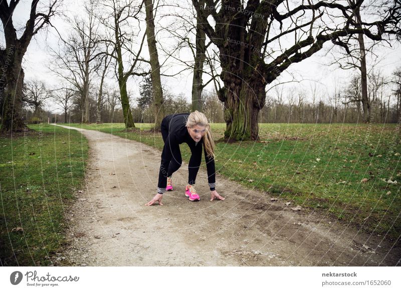 Frau, die anfängt zu rennen Lifestyle Körper Wellness Winter Sport Mensch Erwachsene Park blond Fitness sportlich Beginn üben Gesundheit Training attraktiv