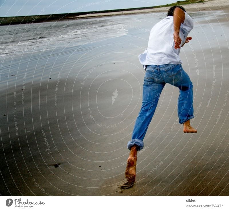 laufen maskulin Junger Mann Jugendliche Natur Wellen Küste Strand Meer rennen sportlich Gesundheit frisch muskulös Tatkraft schön Geschwindigkeit