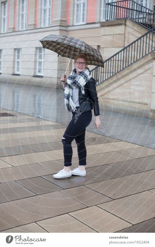 regen Lifestyle Student feminin Junge Frau Jugendliche 1 Mensch 18-30 Jahre Erwachsene schlechtes Wetter Regen Stadt Stadtzentrum Hose Jacke Brille Schal