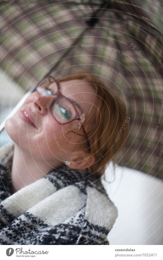 Junge Frau mit Regenschirm Student feminin Jugendliche Erwachsene 1 Mensch 18-30 Jahre Wetter schlechtes Wetter Unwetter Fußgänger Brille Schal rothaarig