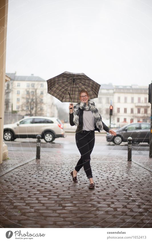 Junge Frau mit Regenschirm Lifestyle Tanzen Azubi Student feminin Jugendliche Erwachsene 1 Mensch 18-30 Jahre schlechtes Wetter Stadt Stadtzentrum Fußgänger