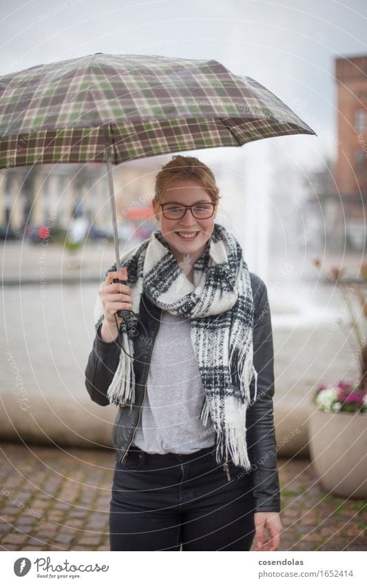 Regen in der Stadt Freude Student feminin Junge Frau Jugendliche Erwachsene 1 Mensch 18-30 Jahre Platz Schal Lächeln lachen stehen authentisch trendy schön