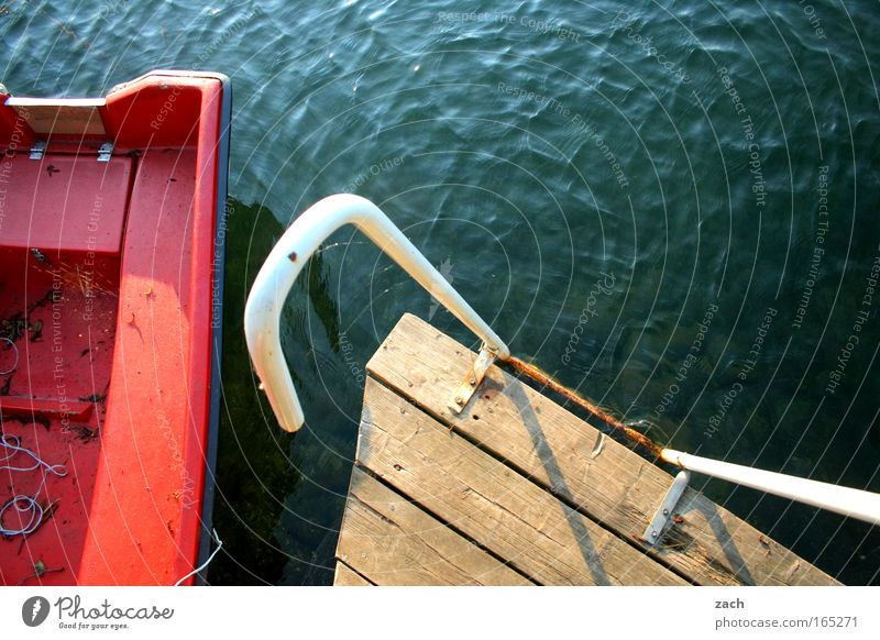 Zum Sprung bereit Farbfoto Außenaufnahme Menschenleer Textfreiraum oben Vogelperspektive Wellen Leiter Wasser See Fischerboot Ruderboot Wasserfahrzeug Holz rot