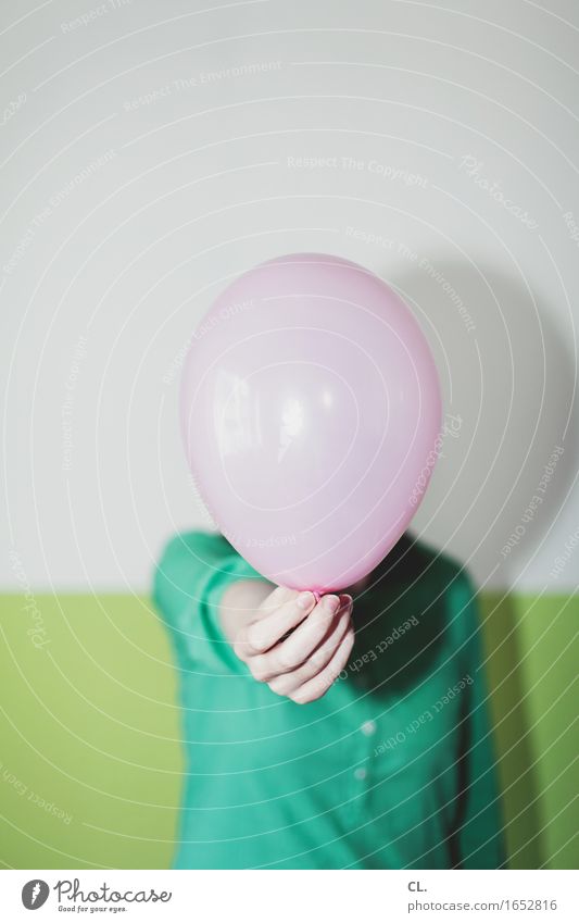 ballon Lifestyle Freude Freizeit & Hobby Raum Party Feste & Feiern Geburtstag Mensch feminin Frau Erwachsene Leben Hand 1 Luftballon grün rosa Vorfreude