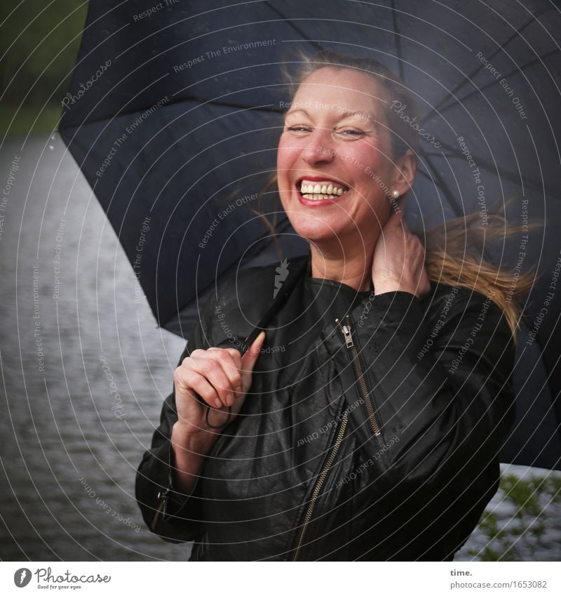 Yvonne • lachende Frau mit Schirm feminin 1 Mensch Regen Wellen Küste Jacke Regenschirm blond langhaarig beobachten Erholung Blick warten natürlich schön wild