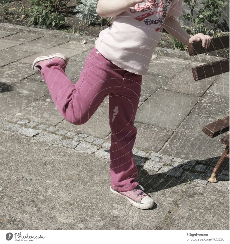Posieren wie die ganz Großen Farbfoto Außenaufnahme Textfreiraum unten Blick Lifestyle Wohlgefühl Spielen Kindergarten Schulkind Mädchen Hand Beine 1 Mensch