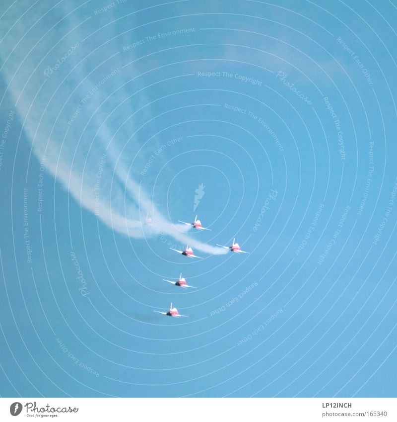 Wer hat's erfunden? Luftverkehr Kunst Show Himmel Flugzeug beobachten fliegen ästhetisch bedrohlich Zusammensein blau Angst gefährlich Farbe Krieg