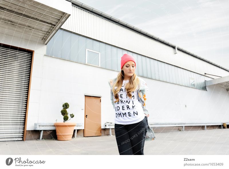 STRW Lifestyle elegant Stil Junge Frau Jugendliche 18-30 Jahre Erwachsene Stadt Industrieanlage Architektur Mode T-Shirt Jeanshose Jacke Mütze blond langhaarig