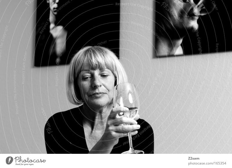 kritikerin Schwarzweißfoto Innenaufnahme Blick nach unten elegant Innenarchitektur Mensch feminin Gesicht 1 45-60 Jahre Erwachsene blond Denken Kommunizieren