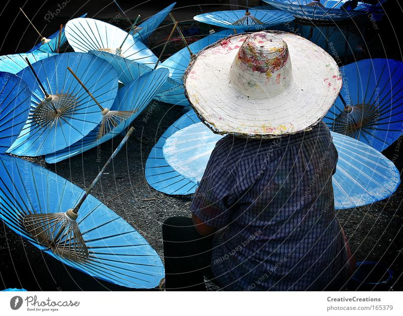 Schirme in Thailand Farbfoto Außenaufnahme Textfreiraum links Tag Rückansicht Wegsehen Lifestyle Arbeitsplatz Fabrik Mensch Leben 1 Künstler Maler Kunstwerk Hut