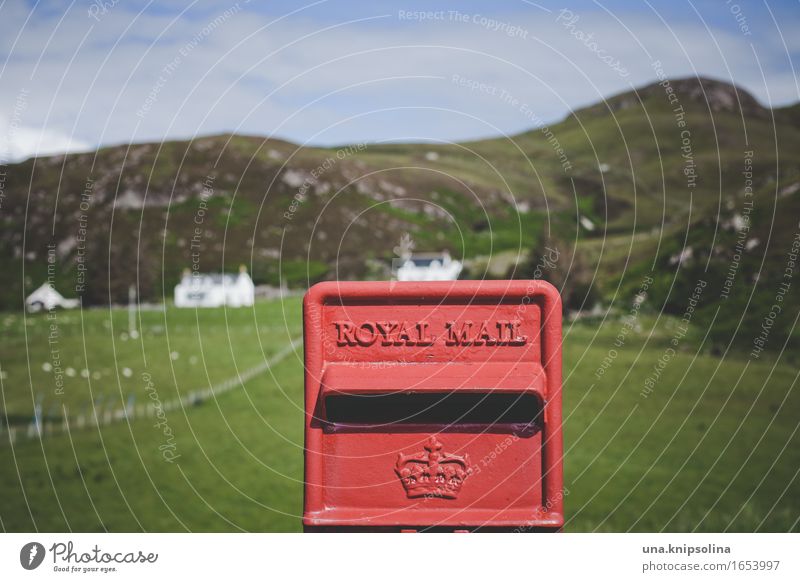 sie haben post Ferien & Urlaub & Reisen Tourismus Häusliches Leben Landschaft Hügel Großbritannien Schottland Dorf Briefkasten rot Einsamkeit Post Postkarte