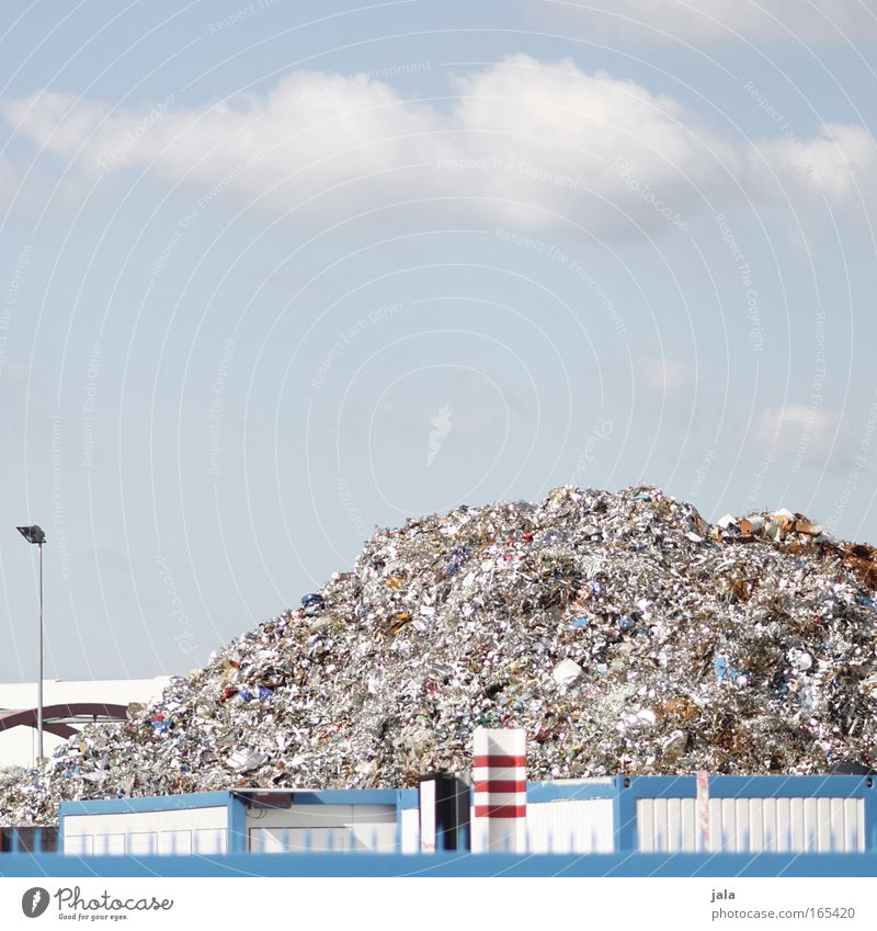 metal mountain Farbfoto Außenaufnahme Menschenleer Textfreiraum oben Tag Arbeitsplatz Himmel Industrieanlage blau rot weiß Umwelt Umweltverschmutzung
