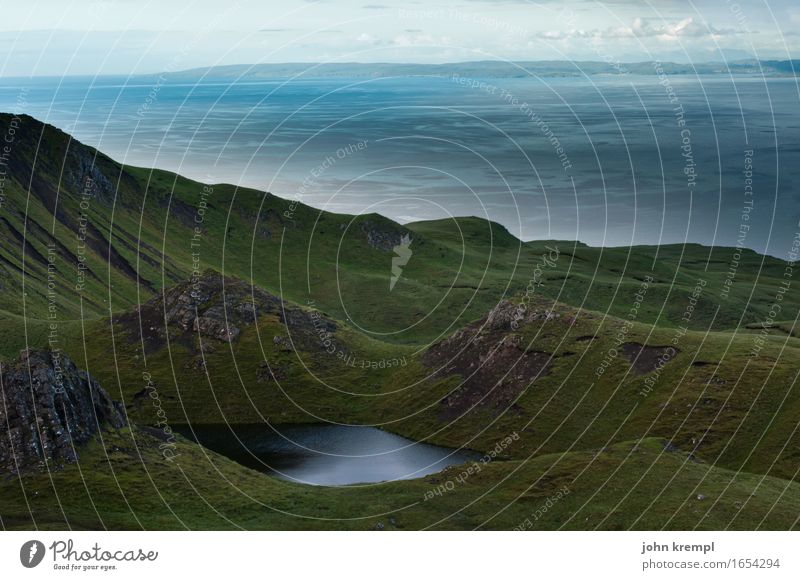 Ausblick Natur Landschaft Pflanze Hügel Berge u. Gebirge Küste Meer See old man of storr Isle of Skye Schottland bedrohlich dunkel Unendlichkeit hoch Tapferkeit