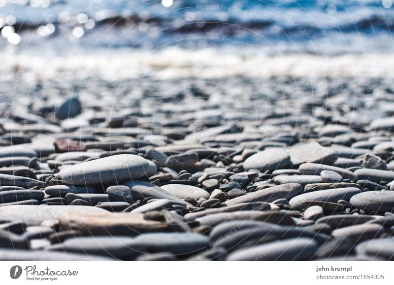 Strand mit sehr grobem Sand Wellen Küste Nordsee frisch maritim blau grau Zufriedenheit Lebensfreude ruhig Heimweh Einsamkeit Erschöpfung Hoffnung Idylle Umwelt