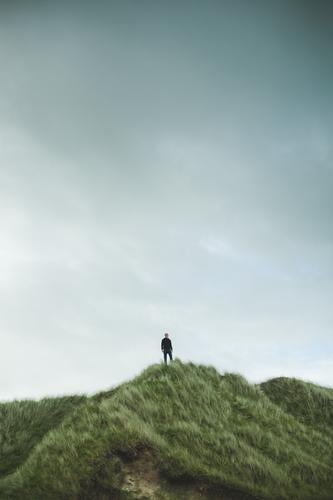 wanderer Ferien & Urlaub & Reisen Tourismus Ausflug Abenteuer Ferne Mann Erwachsene 1 Mensch Wolken Wetter Wind Pflanze Küste Meer Düne Schottland Gefühle ruhig