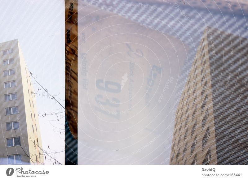 2 Stück Expreß von Leipzig Hbf Farbfoto Außenaufnahme Experiment Menschenleer Stadt Haus Hochhaus Bauwerk Gebäude Fenster Stoff Koffer Doppelbelichtung