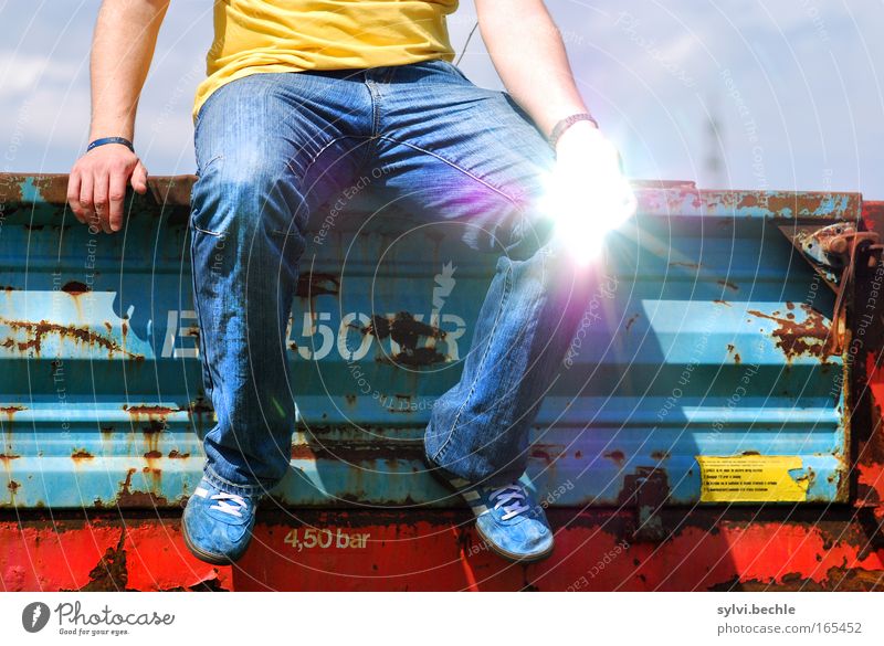 i´m sittin´ here ... Erholung Abenteuer Freiheit Sommer Sonne Junger Mann Jugendliche Erwachsene Leben Arme Hand Beine Fuß T-Shirt Jeanshose Spiegel leuchten
