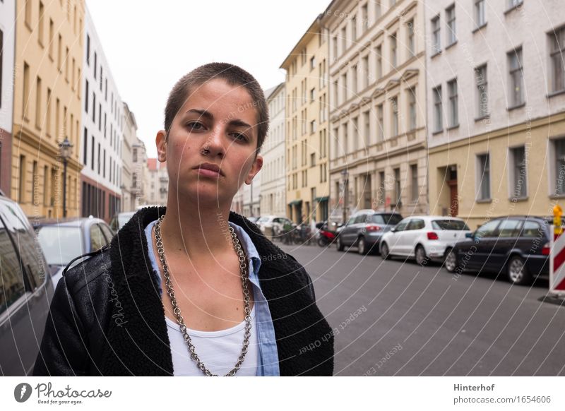 Young short hair woman in urban surrounding Lifestyle Stil Haare & Frisuren Ferien & Urlaub & Reisen Mensch Frau Erwachsene 1 18-30 Jahre Jugendliche Stadt