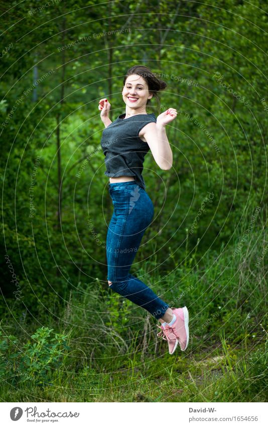 junge Frau springt draußen in der Natur in die Luft Junge Frau springen natur freundensprung Jugendliche Erwachsene grün Park hoch happy Fröhlichkeit fröhlich