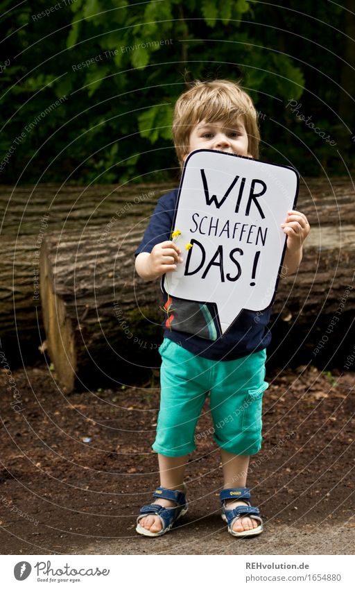 Kind hält eine Sprechblase im Wald Mensch maskulin Kleinkind Junge 1 1-3 Jahre Umwelt Natur Schriftzeichen Schilder & Markierungen Hinweisschild Warnschild