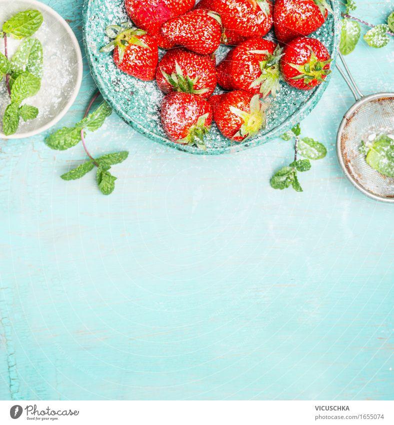 Erdbeeren mit Minze und Zucker auf türkis Hintergrund - ein ...