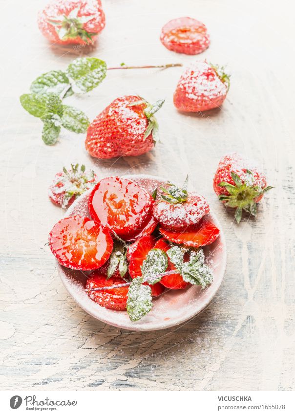 Frische Erdbeeren mit Puderzucker Lebensmittel Frucht Dessert Süßwaren Ernährung Frühstück Picknick Bioprodukte Vegetarische Ernährung Diät Teller