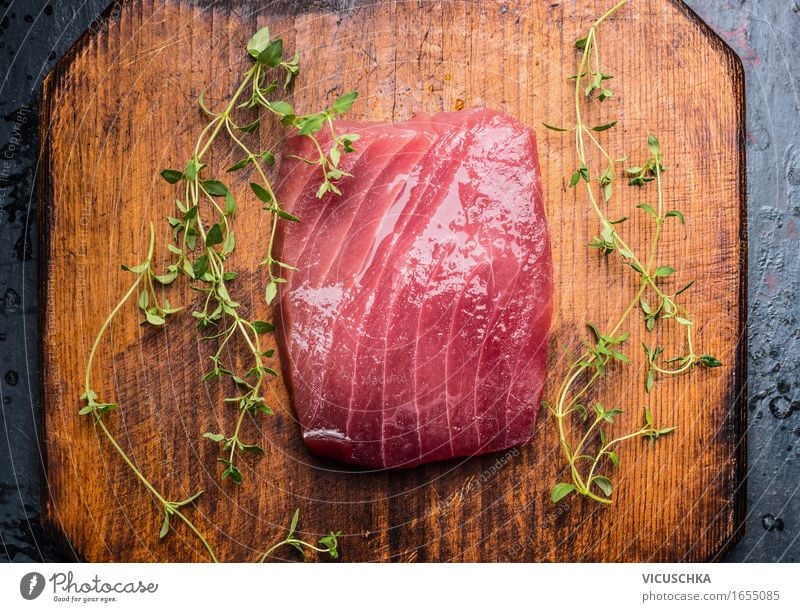 Thunfisch Steak auf rustikalem Holz Lebensmittel Fisch Kräuter & Gewürze Ernährung Festessen Sushi Stil Gesunde Ernährung Küche Restaurant gelb Design roh