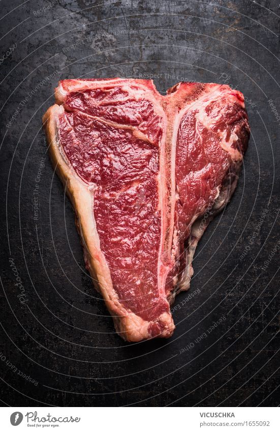 T- Bone-Steak auf Rost Metall Lebensmittel Fleisch Ernährung Stil Gesunde Ernährung Sommer Tisch Restaurant Grill Design Grillen Rust t-bone roh Foodfotografie