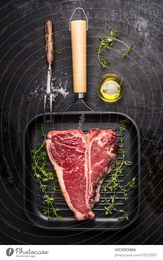 T-Bone- Steak auf Grillpfanne mit Fleischgabel , Öl und Gewürze Lebensmittel Kräuter & Gewürze Ernährung Abendessen Büffet Brunch Festessen Geschäftsessen