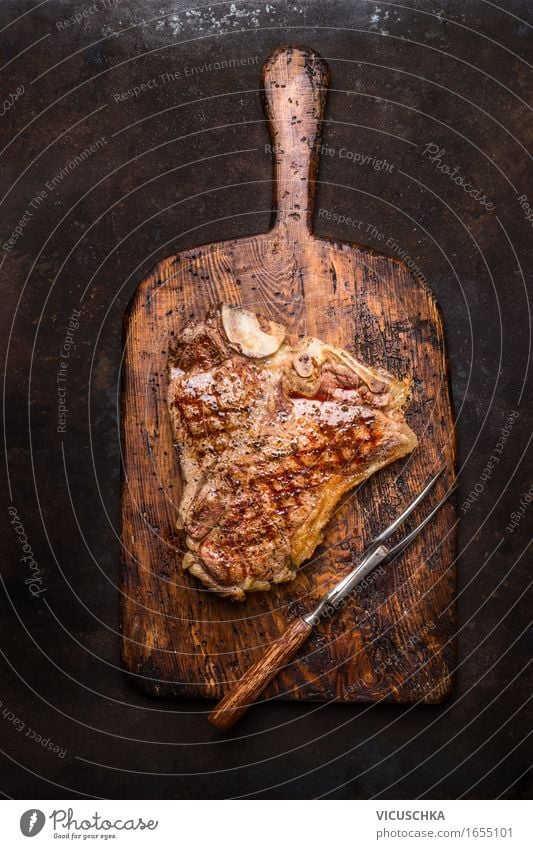 T- Bone Steak mit Fleischgabel auf alter Schneidebrett Lebensmittel Ernährung Abendessen Büffet Brunch Picknick Bioprodukte Gabel Stil Design Restaurant