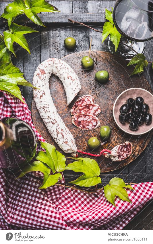 italienisches Stillleben mit Salami Lebensmittel Wurstwaren Gemüse Ernährung Mittagessen Büffet Brunch Geschäftsessen Picknick Bioprodukte Italienische Küche