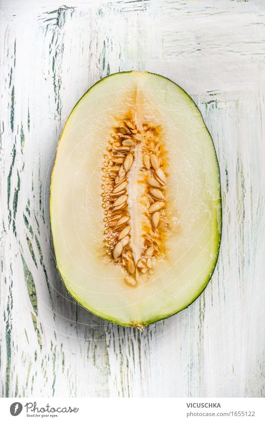 Die Hälfte der Melone mit Samen Lebensmittel Frucht Dessert Ernährung Bioprodukte Vegetarische Ernährung Diät Stil Gesunde Ernährung Sommer Tisch gelb Design