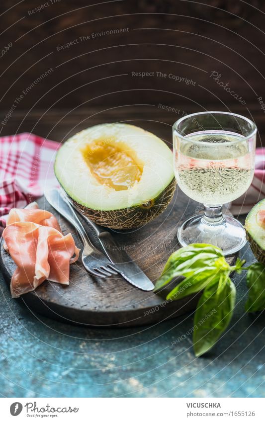 Schinken und Melone . Mediterrane Küche Lebensmittel Fleisch Wurstwaren Frucht Ernährung Mittagessen Festessen Bioprodukte Italienische Küche Getränk Wein
