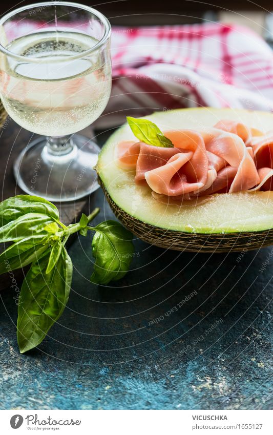 Melone mit Schinken und Glas Weißwein Lebensmittel Fleisch Frucht Kräuter & Gewürze Ernährung Mittagessen Büffet Brunch Festessen Bioprodukte