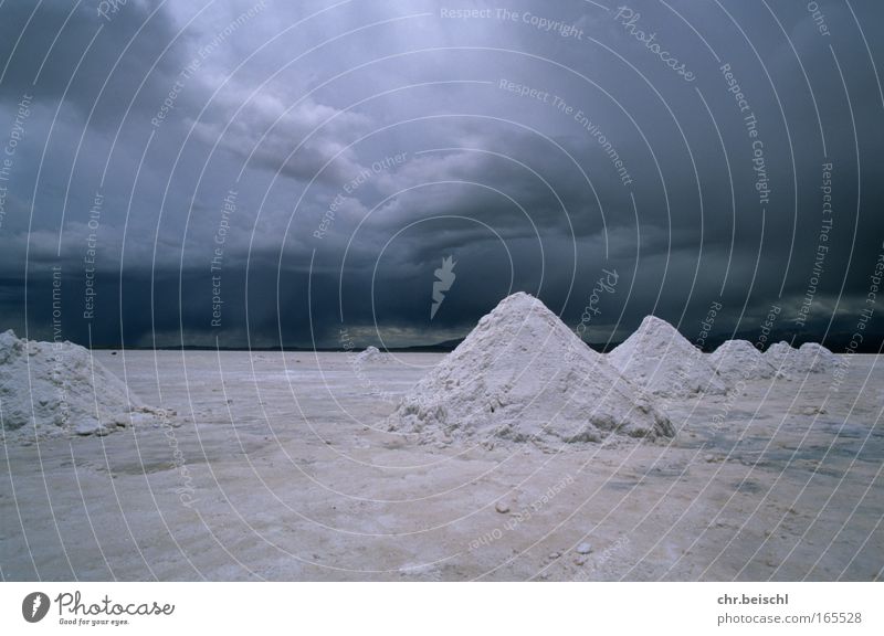 Salzkegel bei Uyuni Farbfoto Außenaufnahme Menschenleer Tag Starke Tiefenschärfe Zentralperspektive Landschaft Urelemente Erde Himmel Gewitterwolken Horizont