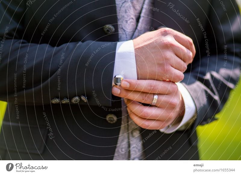 Bräutigam maskulin Mann Erwachsene Hand 1 Mensch 18-30 Jahre Jugendliche Mode Anzug Accessoire Schmuck Erwartung Stil Manschette Hochzeit Farbfoto Außenaufnahme