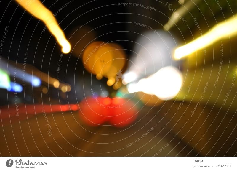 _\o°oO/_ Farbfoto Außenaufnahme Experiment Menschenleer Nacht Licht Kontrast Unschärfe Verkehr Straße fahren gelb rot weiß Farbe Straßenverkehr Linie Punkt