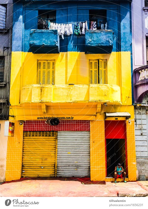 Home Sweet Home 1 Mensch sitzen Handy blau gelb Haus Wäsche Wäscheleine Fenster Ladengeschäft geschlossen Balkon Brasilien São Paulo Fliesen u. Kacheln
