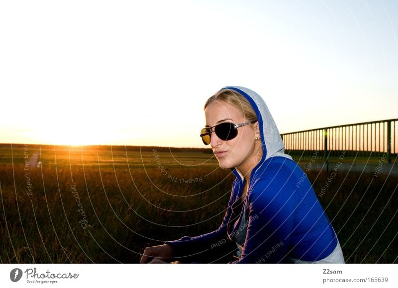 sonnenschein Farbfoto Außenaufnahme Wegsehen feminin 1 Mensch 18-30 Jahre Jugendliche Erwachsene Landschaft Sonnenaufgang Sonnenuntergang Brücke Sonnenbrille