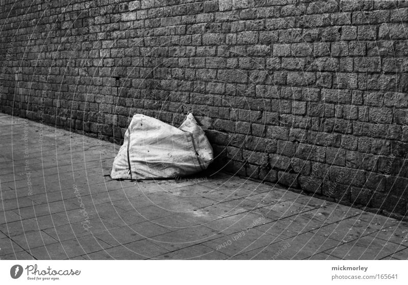 Der Sack Schwarzweißfoto Außenaufnahme Menschenleer Tag Zentralperspektive Blick nach vorn Barcelona Altstadt ästhetisch Einsamkeit bequem einzigartig